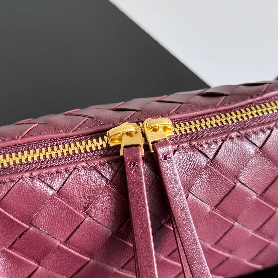 Batch 1260 BV new mini bag ceiling Bottegaveneta new Concert Pouch bag is small and has a large capacity. It can hold a Pro max mobile phone. The shoulder strap is adjustable for cross-body carry. It is very cost-effective when carried on one shoulder. The latest small bag in autumn has a lot of capacity. It can hold 4 short clips. I also tried it and it can hold one of my fists. It is cute, the capacity is touching and the length of the shoulder strap is adjustable for daily commuting. Full score 10 #bv woven bag Style number: 794258 Size: 18.5*11.5*8.5cm